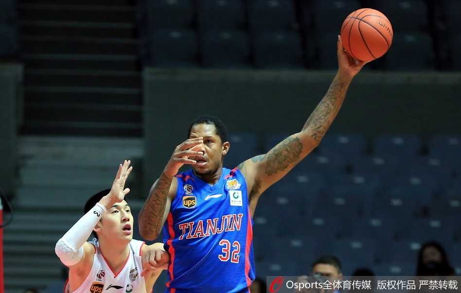 铁军怒吼终结十四连败,八一主场大胜天津取赛季首胜 八一队球员在主场观众的欢呼声中激情拥抱,庆祝这来之不易的赛季首胜,他们脸上压抑已久的情绪在这一刻彻底释放