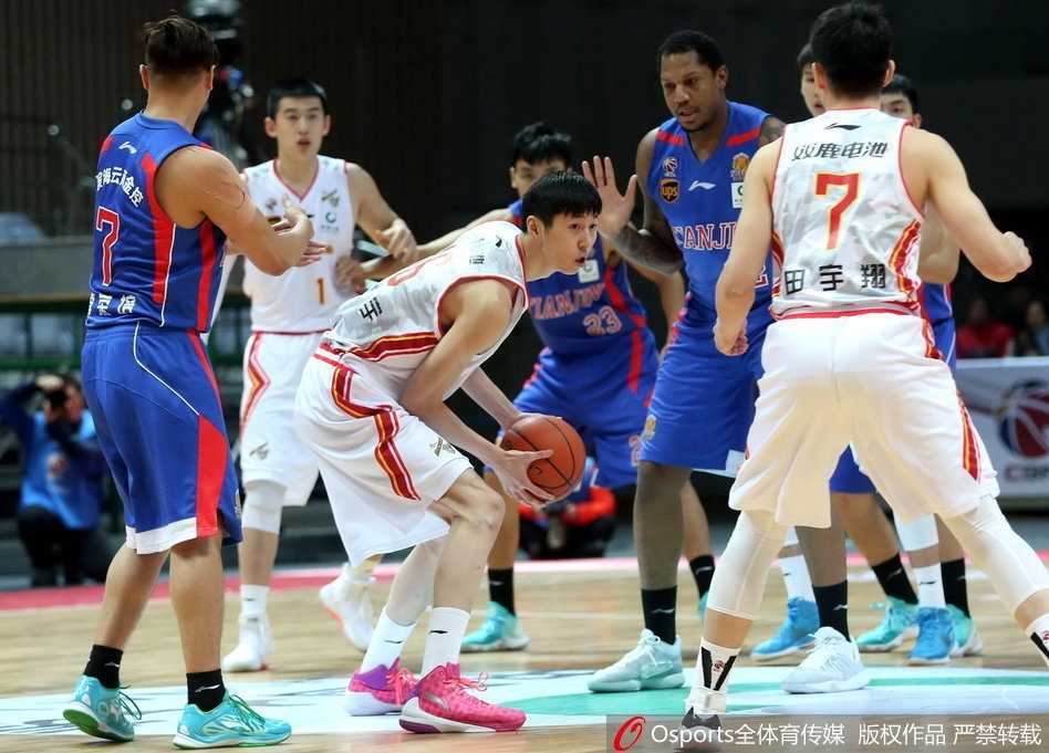 铁军怒吼终结十四连败,八一主场大胜天津取赛季首胜 雷蒙在命中关键球后握拳怒吼,眼中燃烧着不屈的斗志,身后的记分牌显示着八一队领先的优势,这是属于他们的夜晚