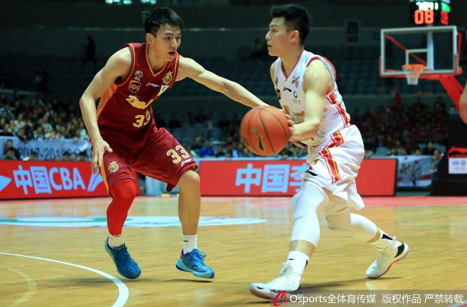 吴前在三分线外自信出手，篮球划过一道完美弧线，直坠网心，瞬间点燃浙江队替补席。