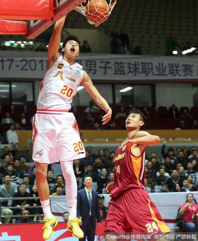 比赛最后时刻，吴前持球突破，遭遇八一队多人包夹防守，他眼神坚定，寻找着传球或投篮的致命机会。