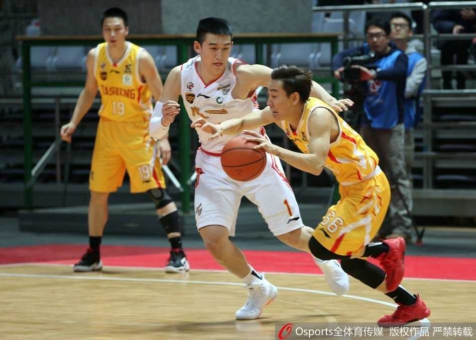 铁军末节崩盘十二连败 大唐神勇助同曦逆袭 八一球员刘航初在比赛中面对同曦防守球员强行突破,眼神中充满了对胜利的渴望与坚定。