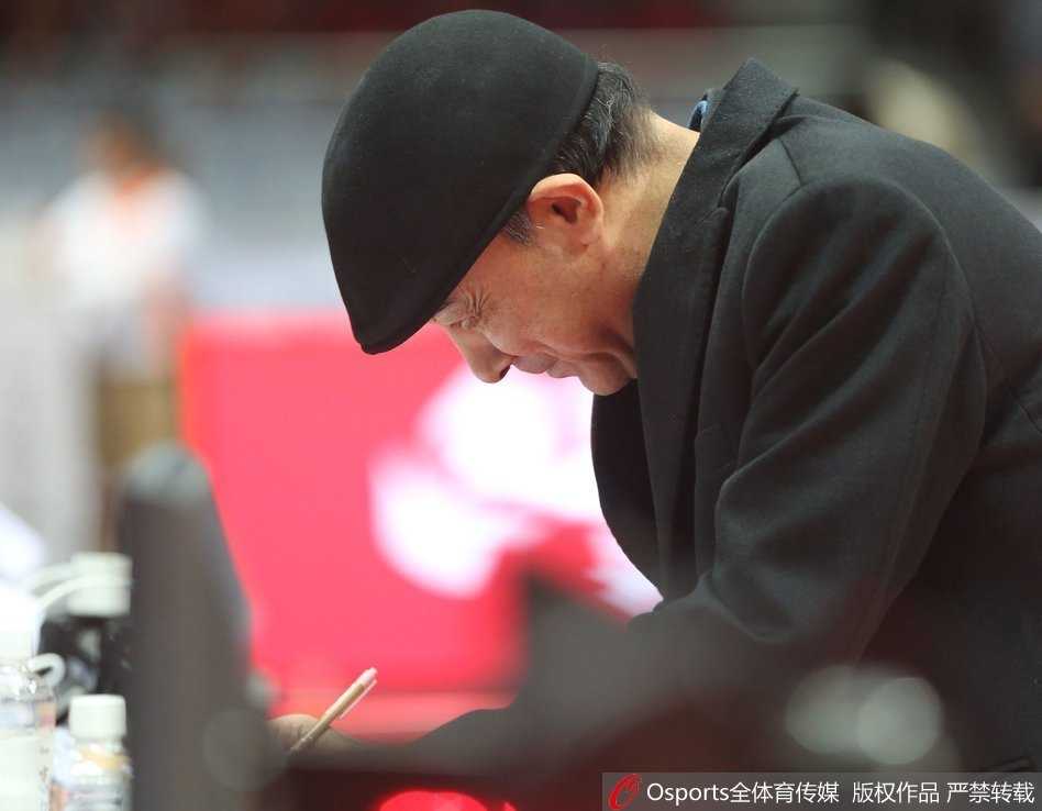 铁军末节崩盘十二连败 大唐神勇助同曦逆袭 比赛暂停期间,八一队主教练阿的江手持战术板,神情严肃地向围拢在身边的球员们布置最后的战术。