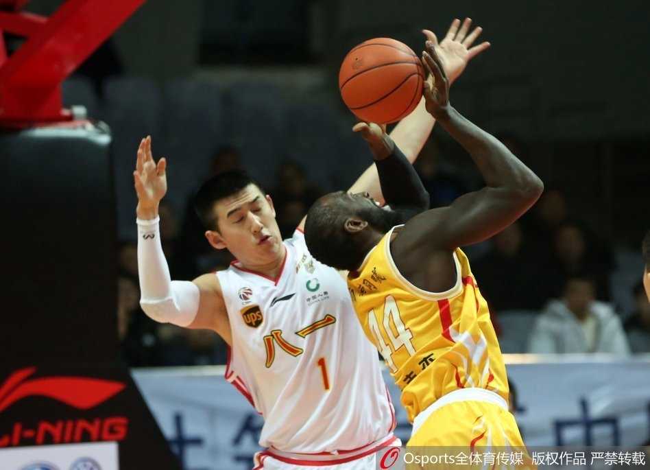 铁军末节崩盘十二连败 大唐神勇助同曦逆袭 同曦队老将唐正东在篮下使出标志性的背身单打,利用厚实的身板顶开防守,准备完成决定性的一击。