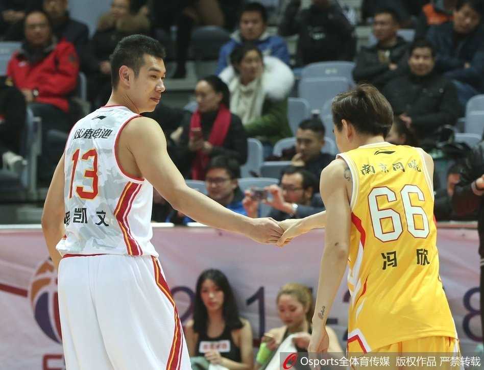 铁军末节崩盘十二连败 大唐神勇助同曦逆袭 终场哨响后,同曦队球员们激动地拥抱在一起,庆祝这场来之不易的客场胜利,背景是失落离场的八一队员。