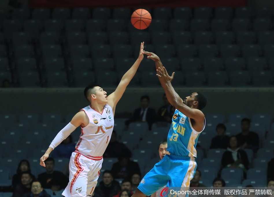 八一球员雷蒙在福建队外援哈里斯的严密防守下，依然坚定出手，篮球在空中划出一道关键的弧线。