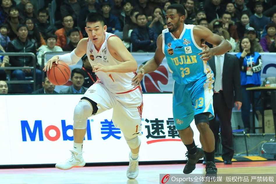 比赛最后时刻，八一队内线核心许钟豪面对防守，霸气地完成一记双手暴扣，将比分扳平，成功将比赛悬念带入加时。