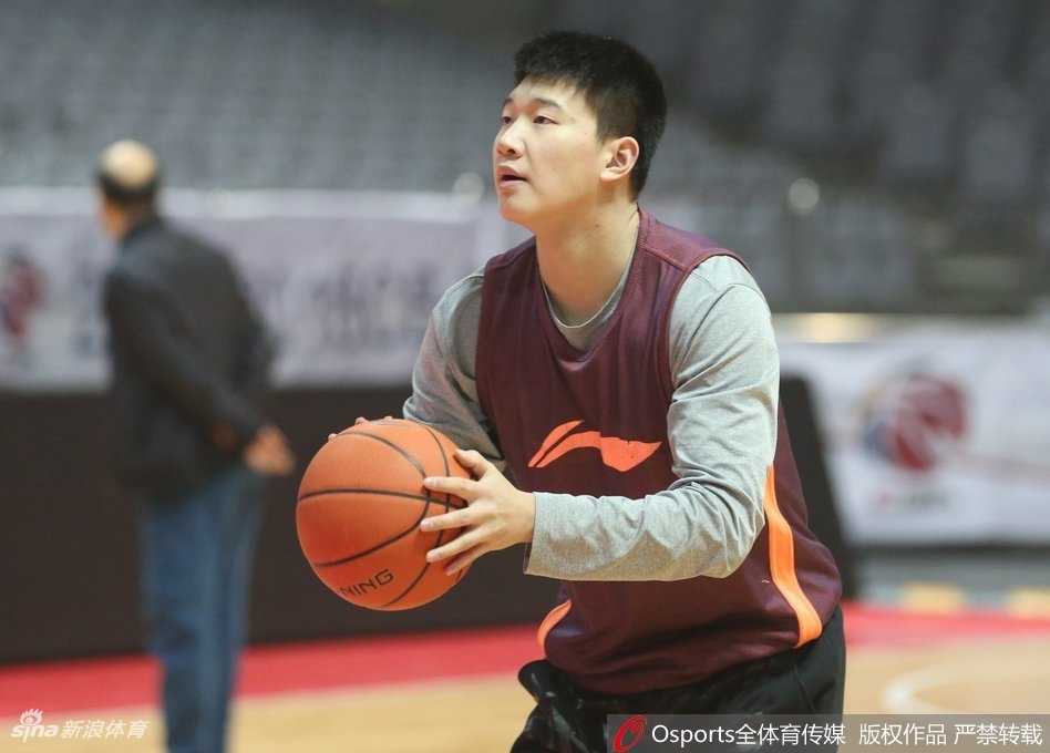 在宁波北仑的训练场上，八一男篮的将士们围成一圈，拳头紧握，眼神坚毅，仿佛在赛前动员中许下无声的誓言，那股属于军旅的钢铁意志瞬间被点燃。