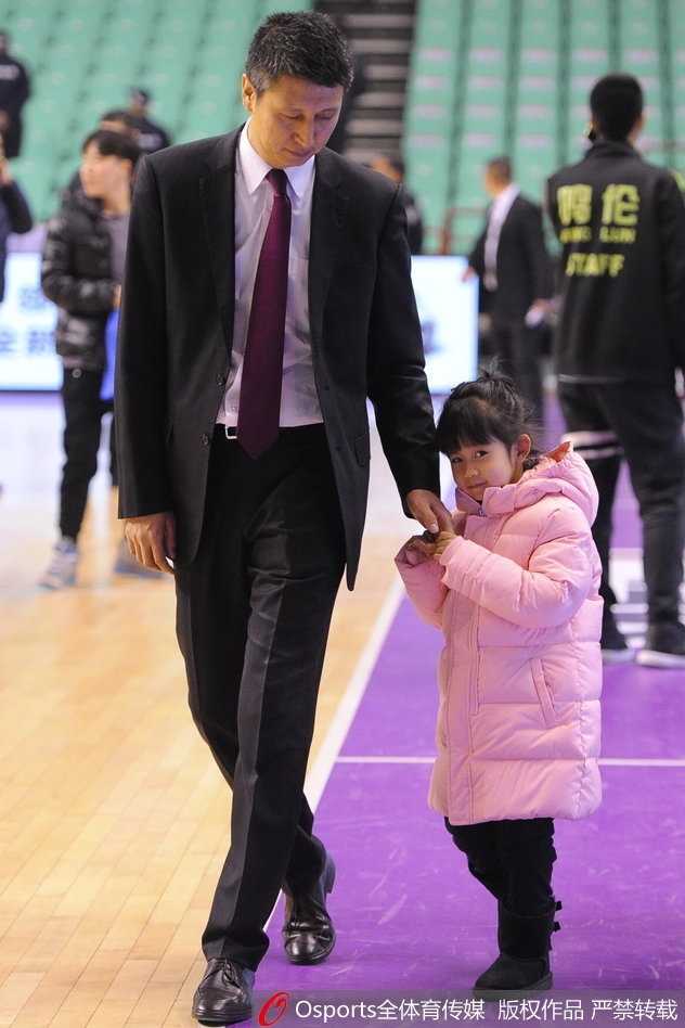 小姑娘扎着可爱的丸子头，穿着粉色小棉袄，像一只快乐的小鸟依偎在父亲身边。郭士强一手揽着女儿，虽然面容略显疲惫，但嘴角却藏不住幸福的笑意。