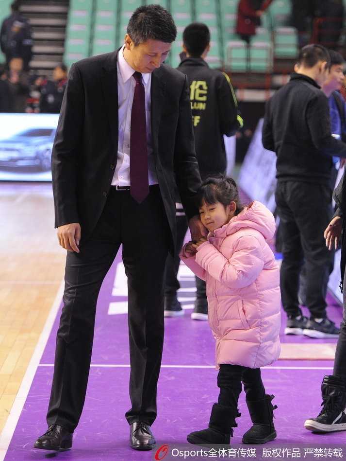人群逐渐散去，空旷的场馆通道里，郭士强微微弯腰，侧耳倾听女儿说着什么悄悄话。这一刻，他不是指挥千军万马的主帅，只是一个沉浸在亲子时光里的普通父亲。