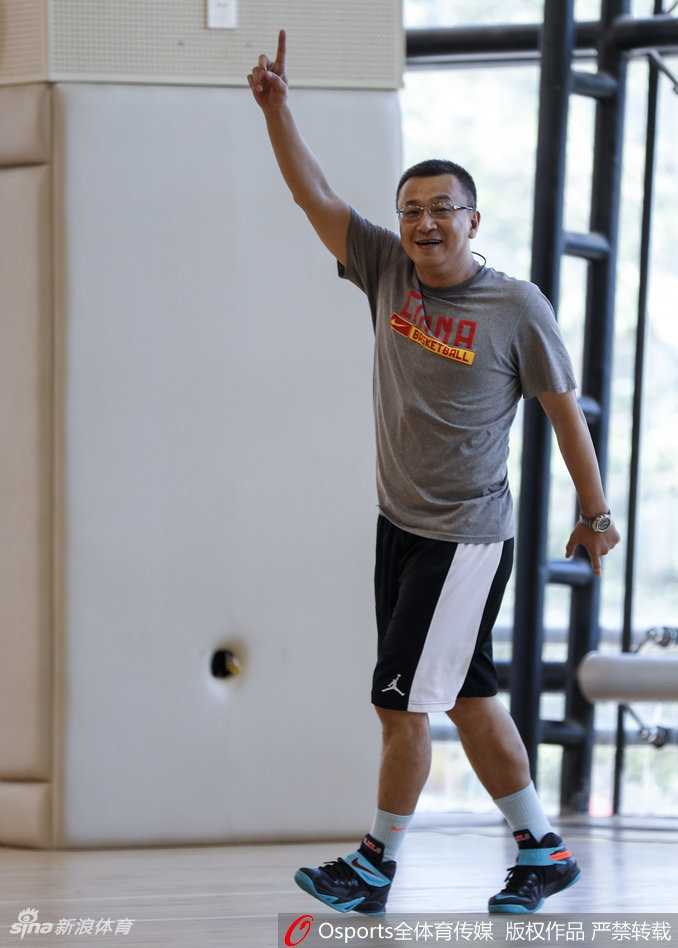 赵泰隆在训练中全神贯注地完成动作，范斌则在一旁目不转睛地观察，随时准备上前进行手把手的指导。