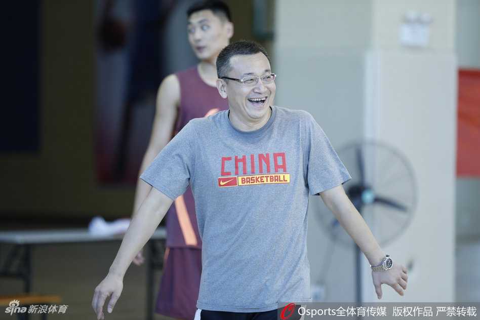 范斌在场边投入地指挥着训练，手势丰富且充满力量，仿佛正在运筹帷幄的将军，引领着他的队伍向着铁血之师蜕变。