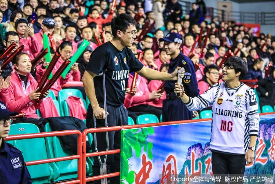 比赛进入胶着状态，拄拐球迷激动地从座位上站起，拐杖悬在半空，他为辽篮的每一次精彩表现忘情欢呼。