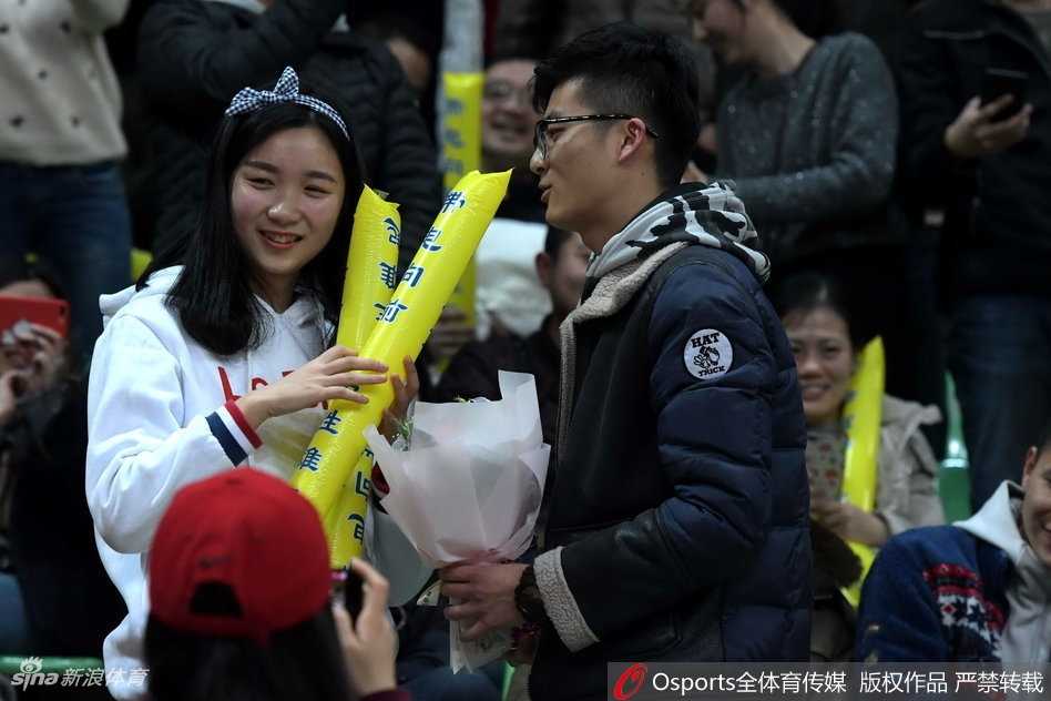 铁汉柔情 四川主场见证真爱时刻 刘炜亲送祝福 刘炜微笑着接过话筒,眼神中满是过来人的慈祥与祝福,他对着这对新人说着什么,似乎在叮嘱他们要永远珍惜此刻的幸福,现场气氛温馨至极。