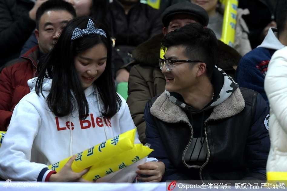 铁汉柔情 四川主场见证真爱时刻 刘炜亲送祝福 赛后,刘炜与这对因篮球而结缘的新人合影留念。他亲切地揽着这位幸运男球迷的肩膀,画面定格在篮球、汗水、爱情与梦想交汇的这一刻,成为CBA赛场又一段广为流传的佳话。