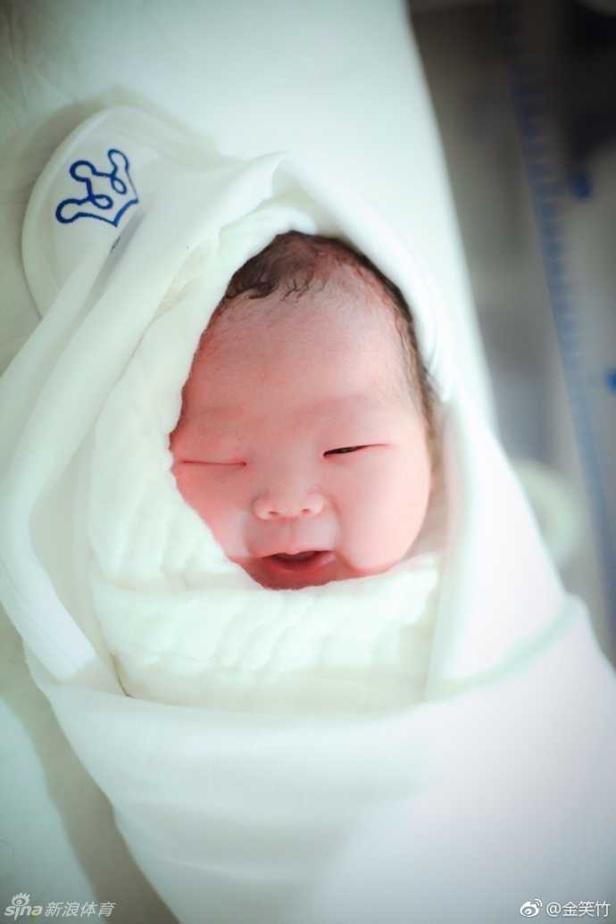 卫猛与爱妻金笑竹陪伴在新生宝宝身旁，两人脸上洋溢着幸福的笑容，共同注视着这个爱情结晶，一家三口的首次同框充满了甜蜜与温馨。