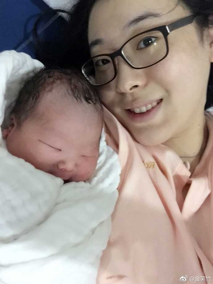 卫猛单手轻轻托起儿子，小家伙好奇地望向镜头，一双明亮的眼睛显得格外有神。卫猛脸上露出欣慰的笑容，仿佛在向世界宣告自己成为父亲的骄傲。