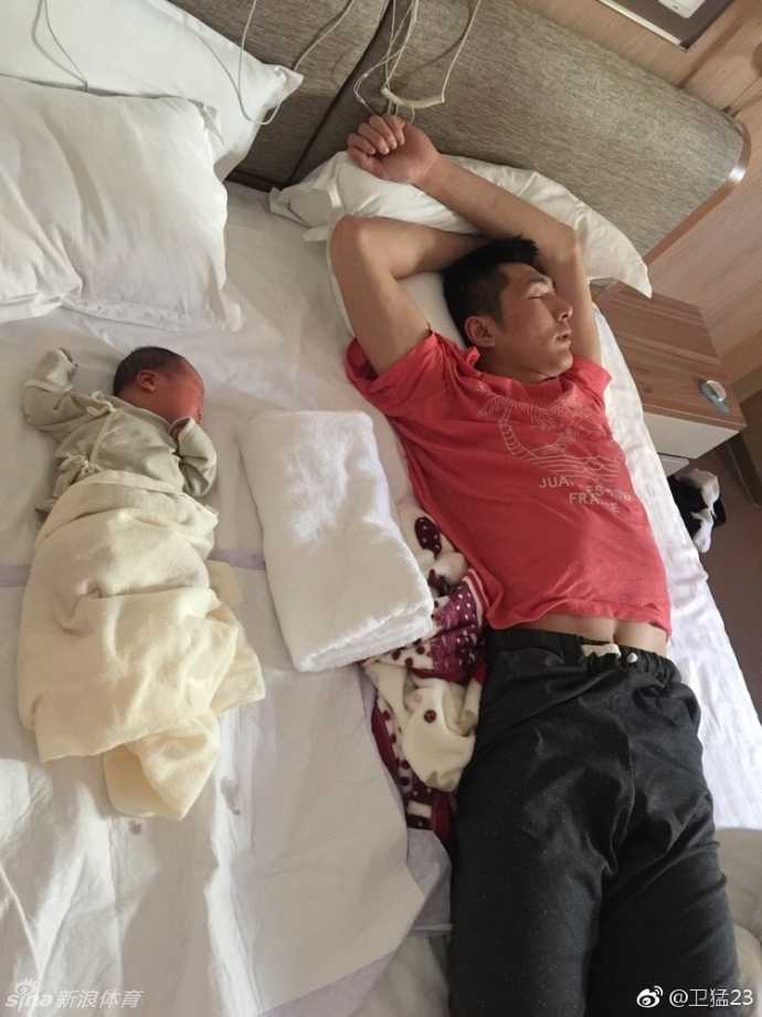 卫猛轻轻亲吻儿子的额头，小家伙肉嘟嘟的脸蛋让人心生喜爱。这一刻，球场的喧嚣远去，只剩下父子间最纯粹的情感交流，画面感人至深。