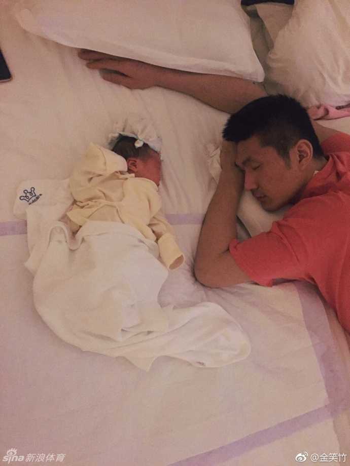 初为人父的卫猛，温柔地怀抱着刚出生的儿子，他凝视着小宝贝的眼神里满是藏不住的疼爱，小家伙安静地睡着，画面宁静而美好。