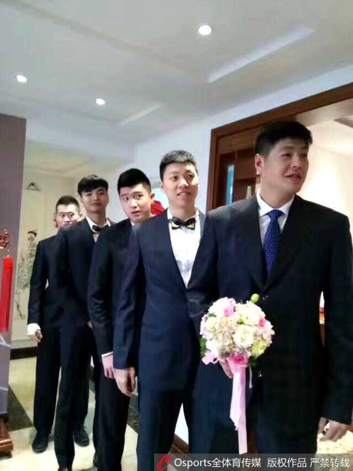 铁汉柔情山东男篮内线悍将李林烟台大婚兄弟情谊点亮幸福时刻 婚礼殿堂中央,身披圣洁婚纱的新娘与西装革履的李林执手相望,两人眼中倒映着彼此的模样,嘴角洋溢着甜蜜与羞涩,时间仿佛在这一刻凝固成永恒。