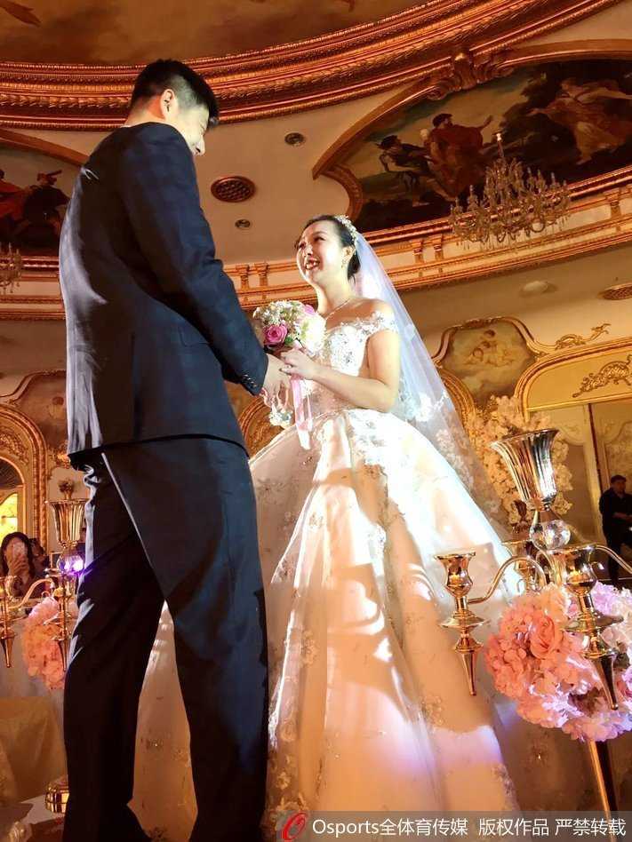 铁汉柔情山东男篮内线悍将李林烟台大婚兄弟情谊点亮幸福时刻 新人交换戒指后紧紧相拥,新娘笑靥如花依偎在李林宽阔的胸膛,李林则深情亲吻新娘的额头,画面定格在最幸福的瞬间,现场爆发出热烈的欢呼与祝福声。