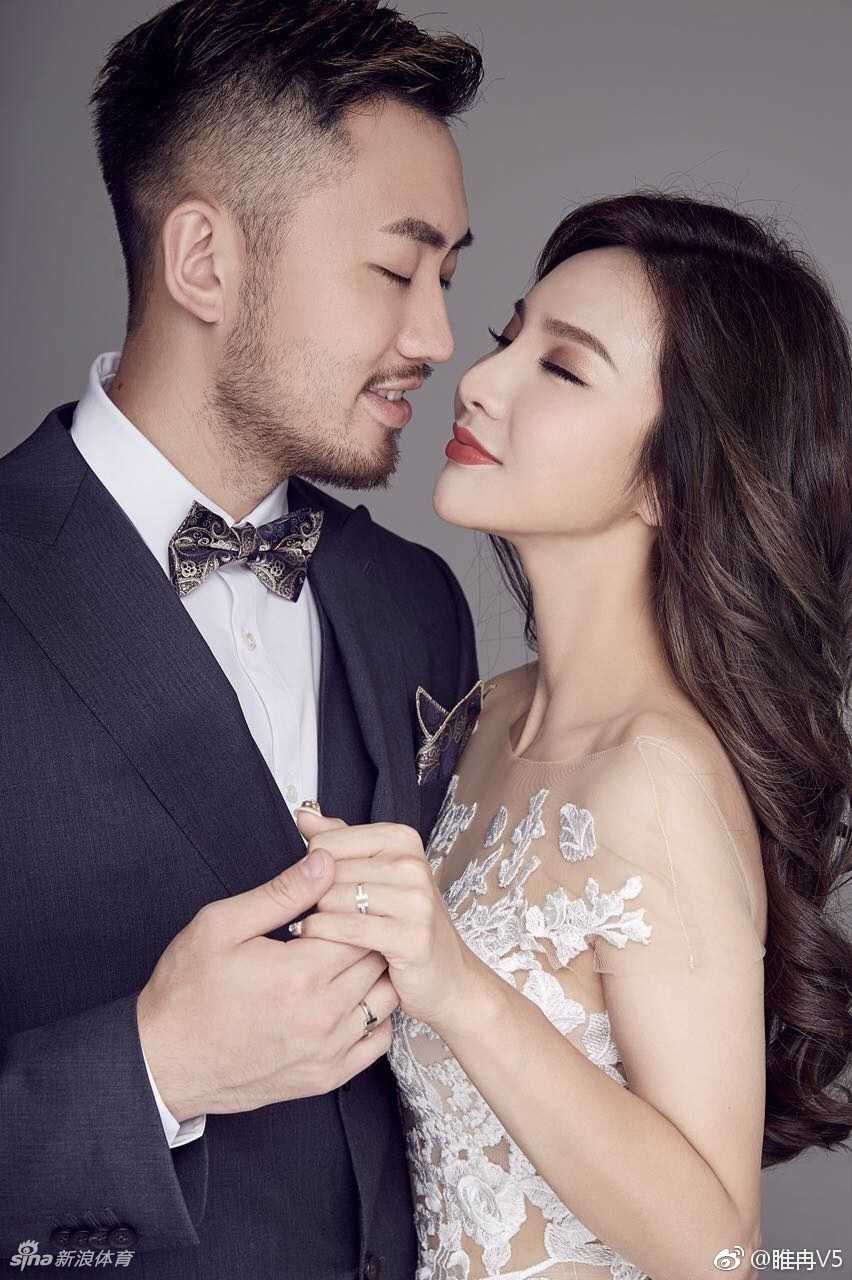 铁汉柔情美髯公睢冉携娇妻定格幸福瞬间婚纱照尽显恩爱 睢冉轻搂着妻子的纤腰,新娘的蕾丝婚纱裙摆曳地,两人在镜头前气质优雅,完美诠释了什么叫作才子佳人的绝配组合。