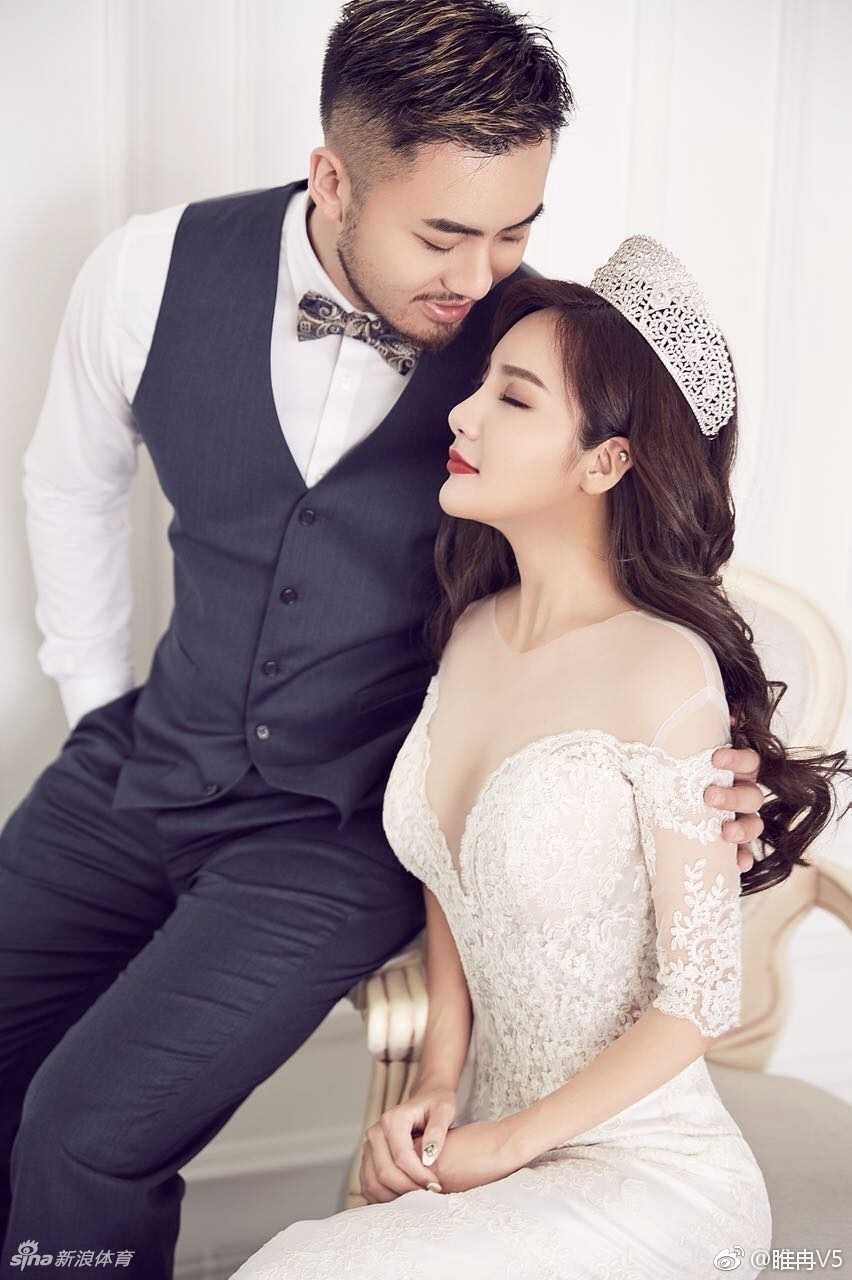 铁汉柔情美髯公睢冉携娇妻定格幸福瞬间婚纱照尽显恩爱 睢冉与妻子深情相拥,背景是温馨的室内光影,两人脸上写满对未来生活的憧憬与坚定,诠释了执子之手与子偕老的爱情真谛。