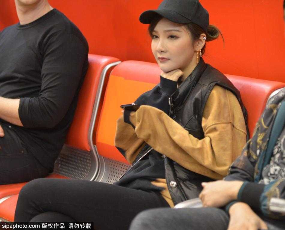 在山东高速对阵浙江广厦的激烈比赛中，睢冉的妻子专注地坐在看台上，目光温柔而坚定，默默为无法上场的丈夫和球队加油鼓劲。