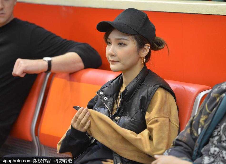 加时赛惊险取胜后，睢冉妻子终于露出欣慰的笑容，她与山东队其他家属一起，为这场来之不易的胜利献上最真挚的掌声。