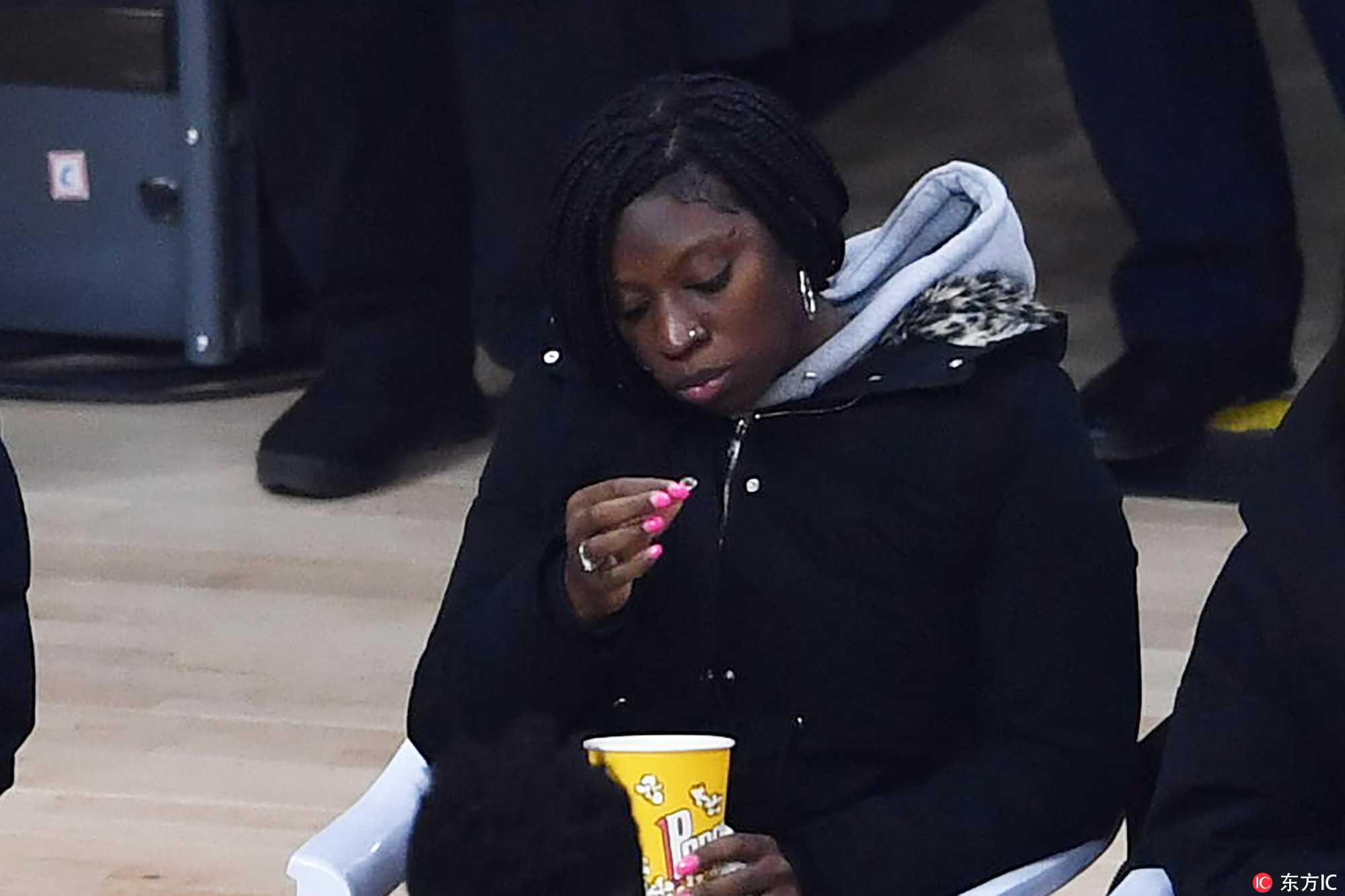 铁汉柔情:亚当斯场边娇妻见证下的CBA征程与冠军荣耀 比赛结束后,亚当斯径直走向观众席,隔着护栏与妻子深情对视。妻子伸手轻抚他的脸庞,仿佛在抚慰他整场的疲惫,身后的球迷们纷纷举起手机,记录下这属于新疆飞虎的温馨时刻。