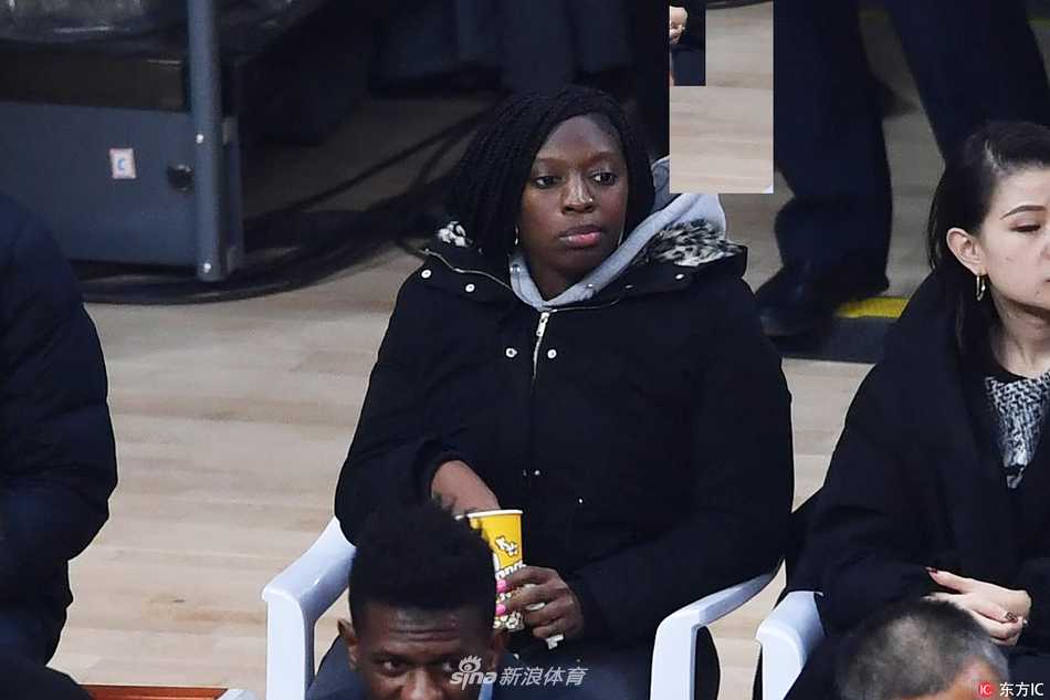 铁汉柔情:亚当斯场边娇妻见证下的CBA征程与冠军荣耀 亚当斯在场上运球突破,对手严防死守,他眼神坚毅,汗水挥洒。远处看台上,妻子的身影虽模糊却清晰可辨,她微微起身,双手紧握,仿佛在用无声的力量为丈夫加油鼓劲。