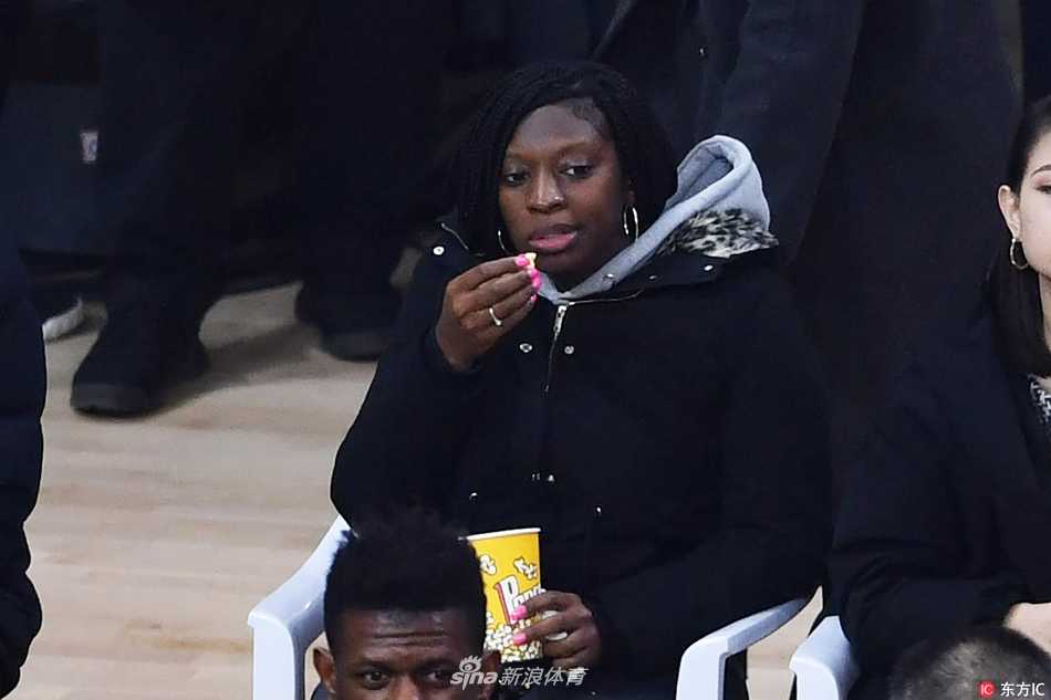 铁汉柔情:亚当斯场边娇妻见证下的CBA征程与冠军荣耀 暂停间隙,亚当斯坐在替补席上喝水休息,他无意间扭头望向场边的妻子,两人目光交汇,相视一笑。这短暂而温馨的一瞬,成为激烈比赛中一抹动人的柔情。