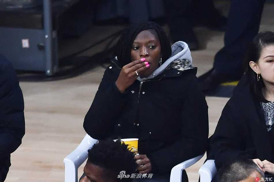 铁汉柔情:亚当斯场边娇妻见证下的CBA征程与冠军荣耀 赛后通道中,亚当斯深情拥抱着前来观战的妻子,他低头亲吻爱人的秀发,脸上洋溢着幸福的笑容,这一刻,总决赛MVP卸下了所有铠甲,只愿做妻子身边的温柔港湾。