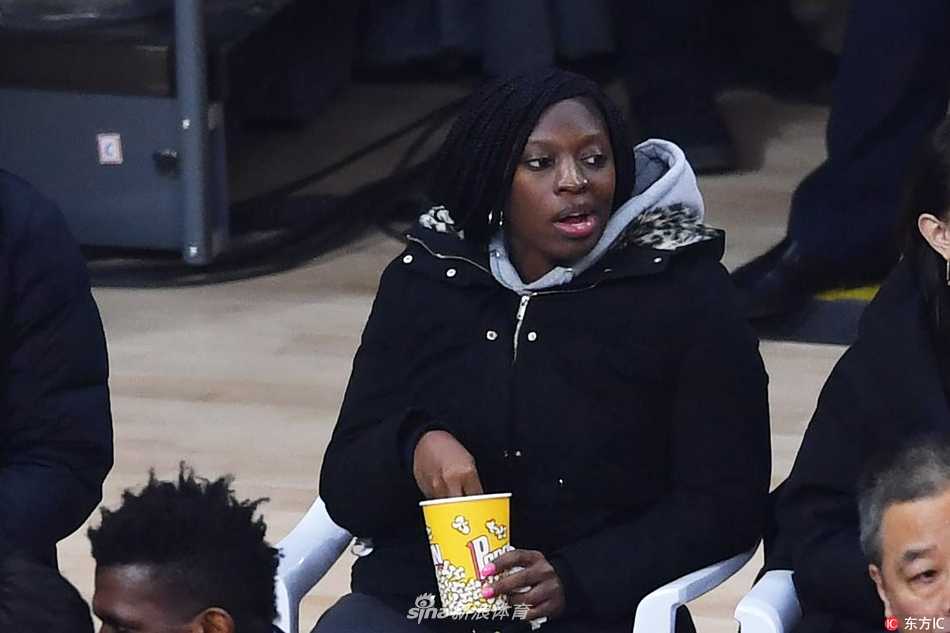 铁汉柔情:亚当斯场边娇妻见证下的CBA征程与冠军荣耀 在杭州体育馆明亮的灯光下,亚当斯的妻子端坐于观众席,她双手轻托香腮,眼神穿越人群,紧紧锁定赛场上的丈夫,脸上写满了专注与期待,仿佛周遭的喧嚣都与她无关。