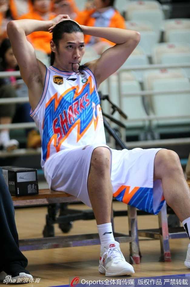 铁汉柔情:曾文鼎场边扎辫记 搞怪模式开启,曾文鼎对着镜头做出夸张的鬼脸,标志性的长发随意披散,与场上那个沉稳的中锋形象判若两人。