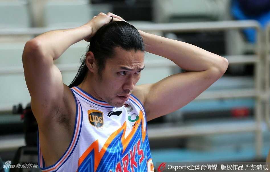 铁汉柔情:曾文鼎场边扎辫记 最终效果展示,一个精致的小辫子在队友头上诞生,而始作俑者曾文鼎在一旁露出既满足又有点不好意思的腼腆微笑。