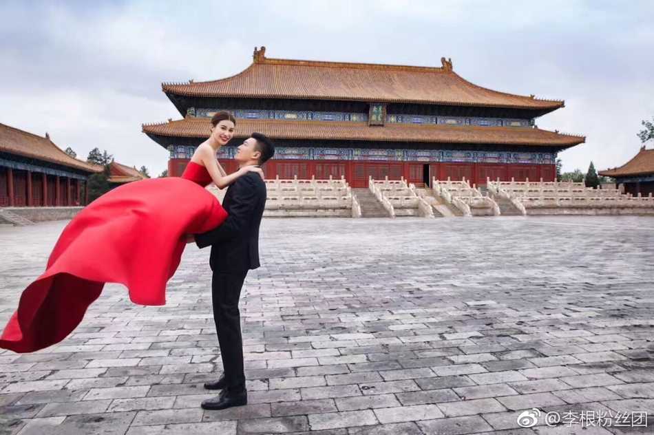 铁汉柔情:李根身披国字号战袍,与爱妻定格最浪漫的爱国誓言 李根身着国家队队服凝视远方,眼神坚定而深邃,身旁的妻子则温柔注视,仿佛在说无论赛场风雨,我都是你最坚实的后盾。