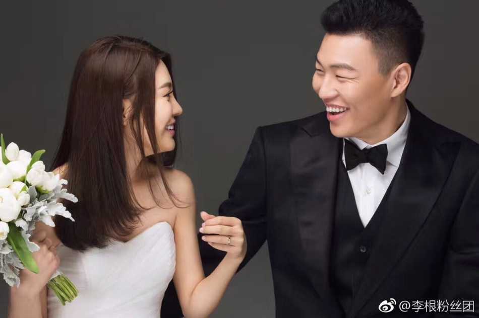 铁汉柔情:李根身披国字号战袍,与爱妻定格最浪漫的爱国誓言 在一片温馨的布置中,李根与妻子轻松互动,背后是红色的国家队球衣,幸福的笑容在他们脸上洋溢,仿佛整个世界都为这份爱而静止。