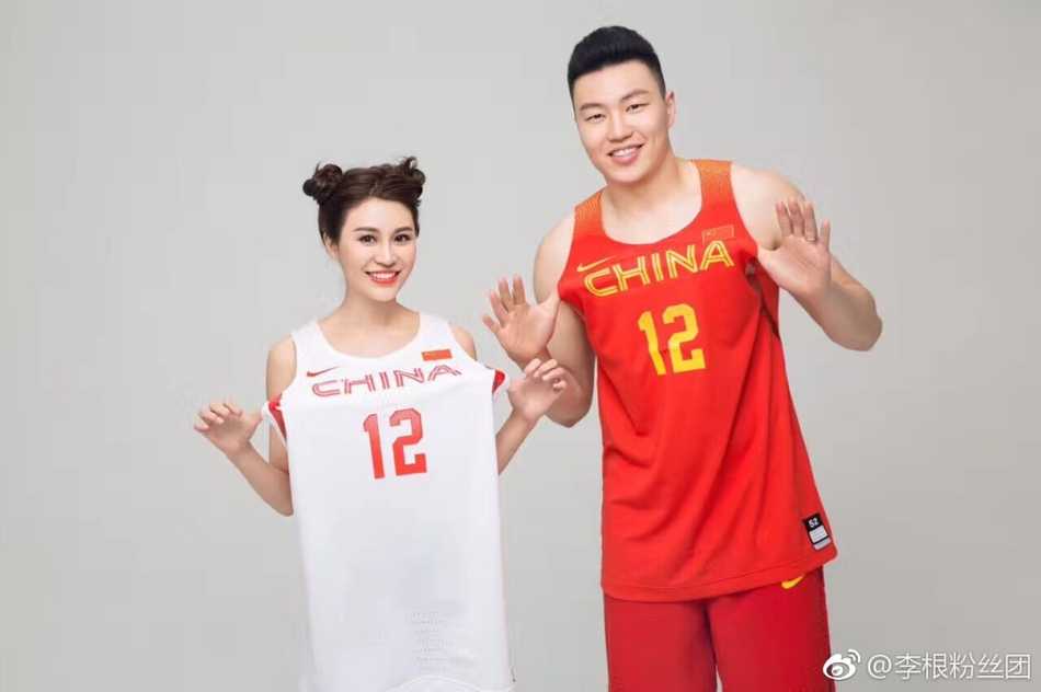 铁汉柔情:李根身披国字号战袍,与爱妻定格最浪漫的爱国誓言 身披红色战袍的李根与一袭白纱的妻子甜蜜相依,国家队的荣耀与个人的幸福在这一刻完美交融。