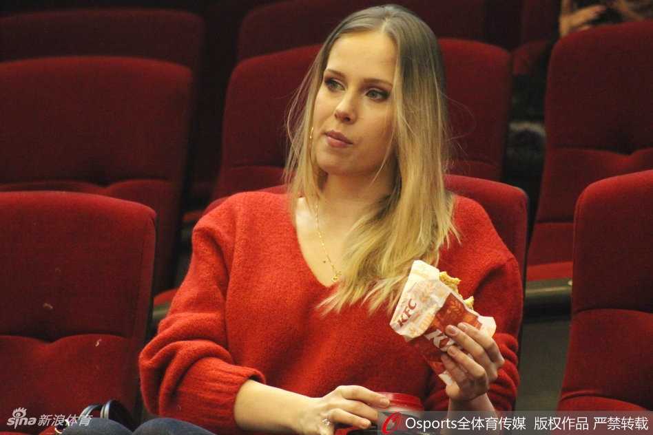 铁汉柔情:莫泰尤纳斯砍下大号两双,看台上娇妻浅笑嫣然是最美风景 赛场灯光如昼,莫泰妻子用手轻掩朱唇,眉宇间流露出对夫君每一次攻防的牵挂,那份略带紧张的关切之情,比任何妆容都更加动人。