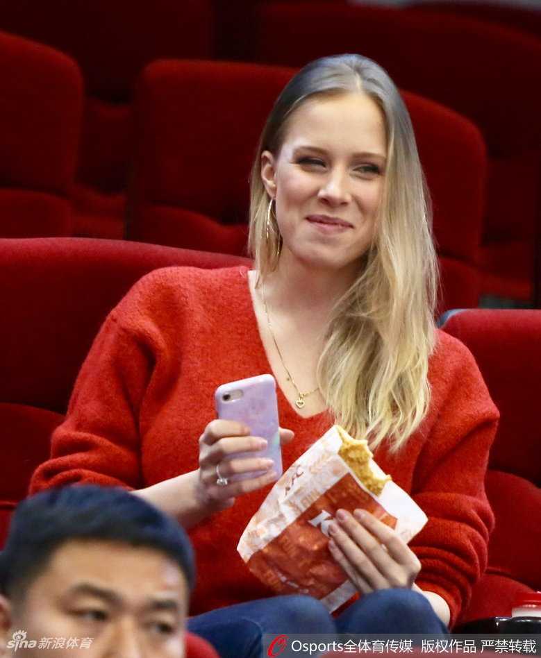 铁汉柔情:莫泰尤纳斯砍下大号两双,看台上娇妻浅笑嫣然是最美风景 莫泰在篮下强打,看台上妻子目光如炬,双手轻合仿佛在默默祈祷。这一刻,赛场的激烈与看台的柔情交织,构成一幅铁汉与佳人遥相呼应的动人画面。