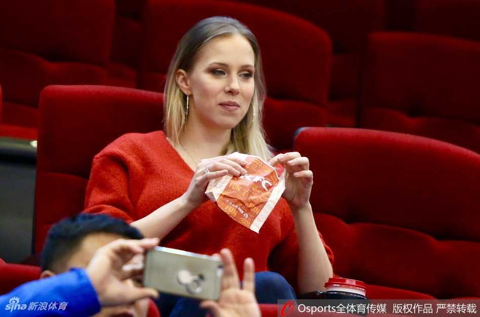 铁汉柔情:莫泰尤纳斯砍下大号两双,看台上娇妻浅笑嫣然是最美风景 比赛尘埃落定,莫泰妻子起身离席,脸上洋溢着幸福与骄傲。她见证了丈夫31分的统治级表现,也见证了山东队的荣耀时刻,此刻她不仅是世界小姐,更是莫泰心中的唯一女神。