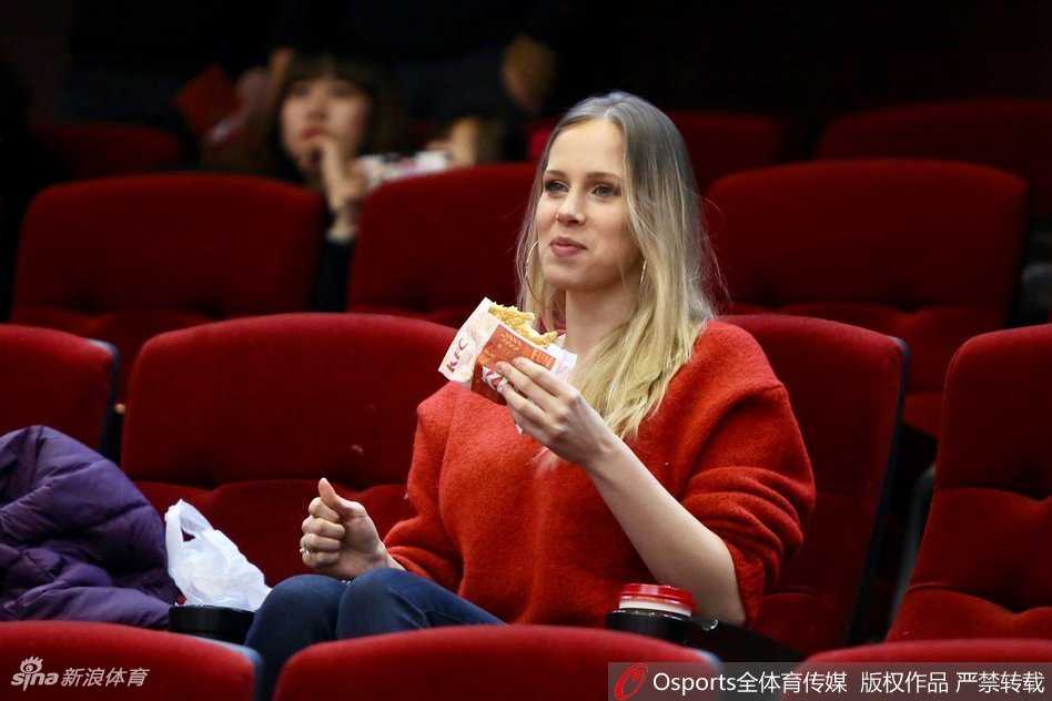 铁汉柔情:莫泰尤纳斯砍下大号两双,看台上娇妻浅笑嫣然是最美风景 莫泰爱妻身着一袭简约便装端坐于看台,温婉浅笑,眼神紧紧追随着赛场上丈夫的身影,那份专注与深情,仿佛让周遭的喧嚣都安静了下来。