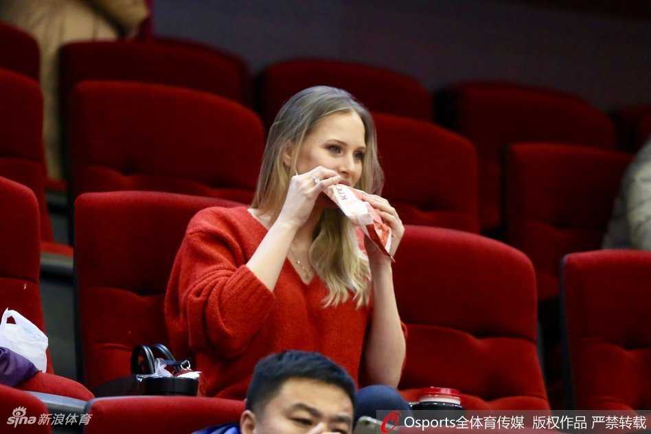 铁汉柔情:莫泰尤纳斯砍下大号两双,看台上娇妻浅笑嫣然是最美风景 中场休息时,莫泰妻子安静地坐在座位上,侧颜轮廓精致如画。面对球迷偶遇的合影要求,她总是展现出亲切的微笑,毫无名模架子,温柔似邻家姐姐。