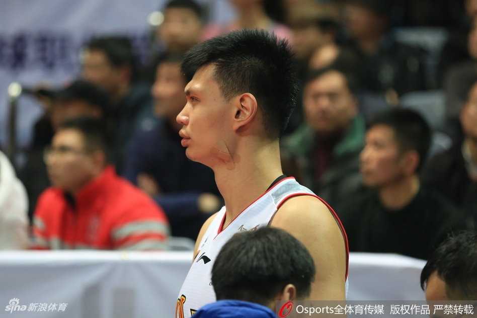 铁血军旅铸就的硬汉本色 队医手中的针线在灯光下泛着寒光,每一次穿过皮肉都牵动着现场观众的心,但许钟豪如山般沉稳,仿佛受伤的不是自己。