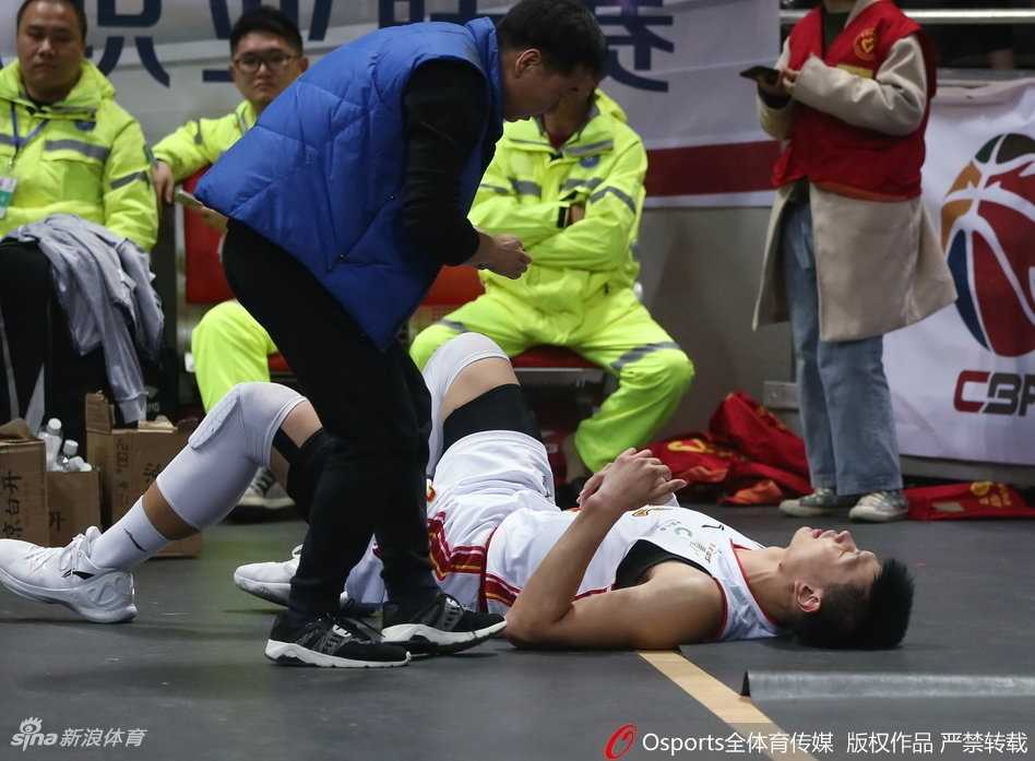 铁血军旅铸就的硬汉本色 赛后,许钟豪带着缝合的伤口离场,背景是喧嚣的球场,他的背影孤独却高大,这一夜他不仅赢得了比赛,更赢得了所有人的尊重。