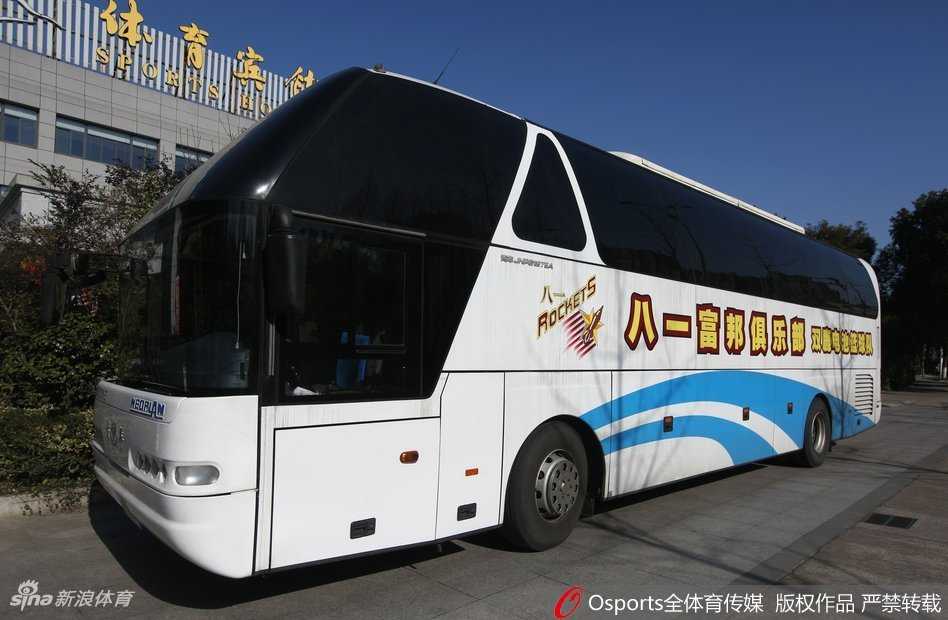 现场一名女球迷用手背悄悄拭去眼角的泪水，虽然面带微笑，但那红了的眼眶却出卖了她此刻强忍住的离愁别绪。