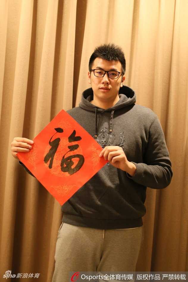 另一名八一队员在镜头前展示着娴熟的运球技巧，背景是极具春节特色的红灯笼。他专注的神情与指尖跳动的篮球，仿佛在新春的钟声里演奏着一曲激昂的战歌。这张照片将运动的张力与传统节日的静谧完美融合，寓意着无论何时何地，八一男篮对胜利的渴望从未停歇。