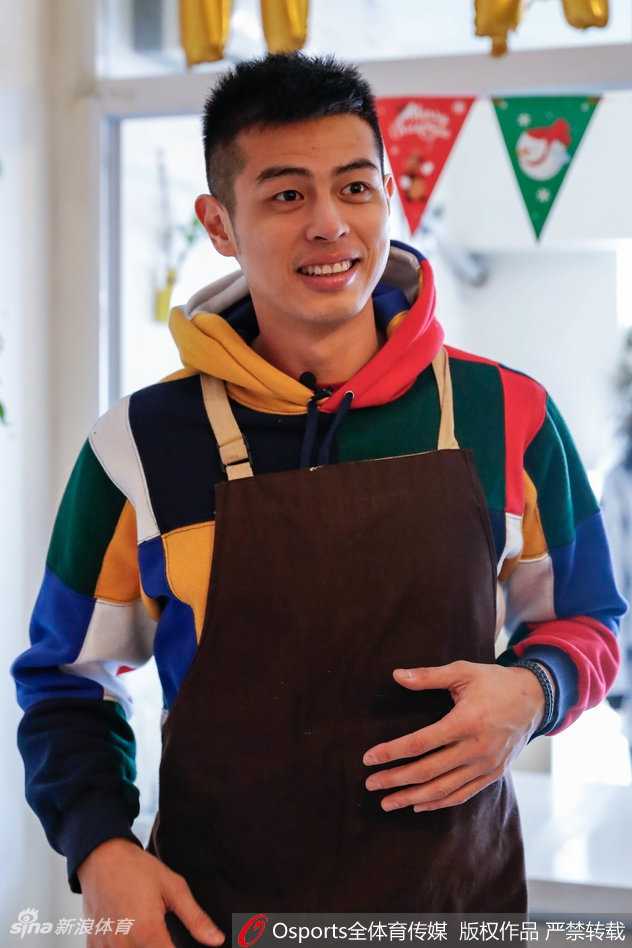 方硕全神贯注，双手轻柔地揉搓着面团，仿佛在对待一件珍贵的艺术品，面粉轻扬间尽显铁汉柔情。