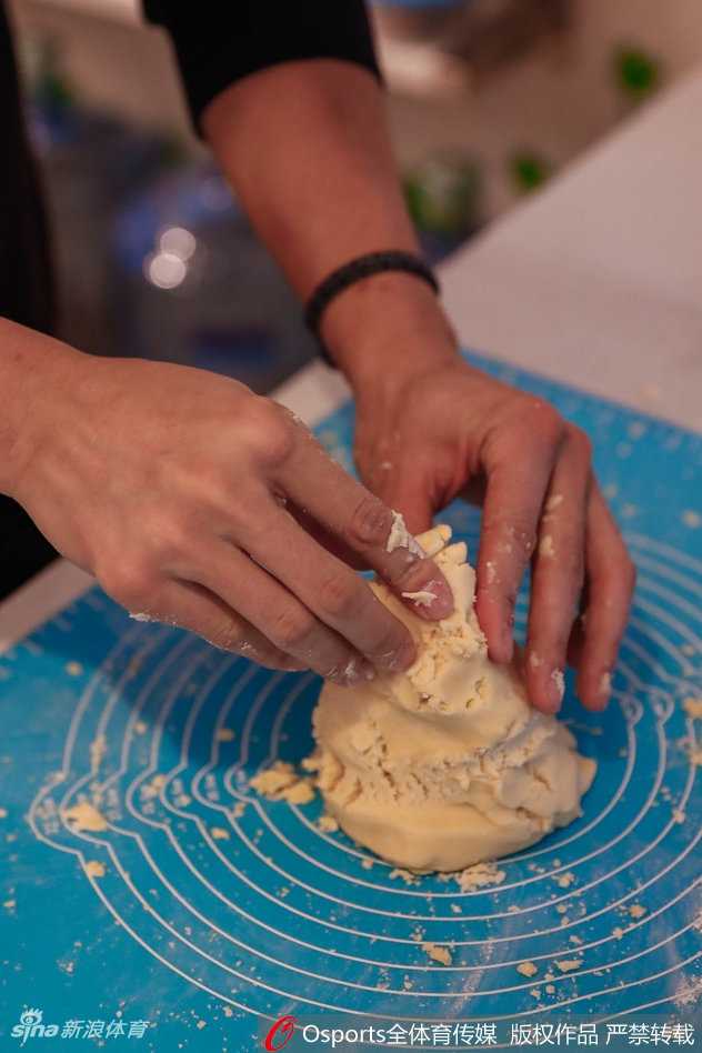 整个制作台面上摆满了各式各样的饼干和烘焙工具，方硕置身其中，完美融入面点师角色，场面温馨而有趣。