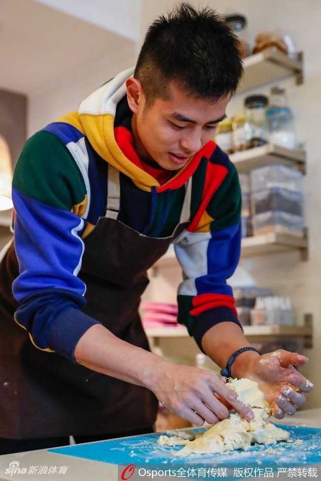 方硕手捧精心制作的饼干礼盒，面带微笑直视镜头，仿佛在通过镜头向屏幕前的球迷们送出最真挚的情人节祝福。